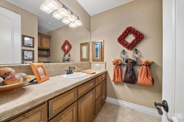 340 Amberhill Lane, Bakersfield, CA 93308