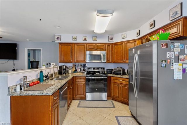 1 Travis CIR, Hampton, VA 23669