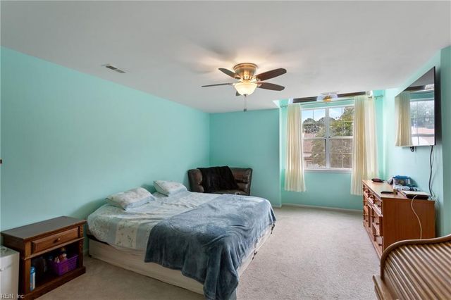 1 Travis CIR, Hampton, VA 23669