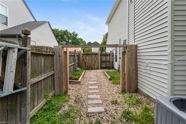 1 Travis CIR, Hampton, VA 23669