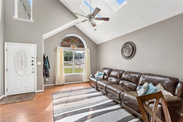 1 Travis CIR, Hampton, VA 23669