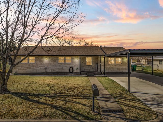 911 S Avenue M Avenue, Clifton, TX 76634