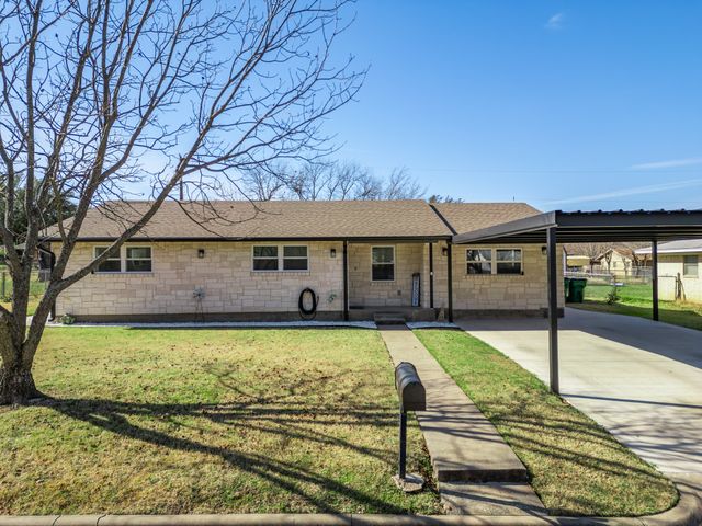 911 S Avenue M Avenue, Clifton, TX 76634