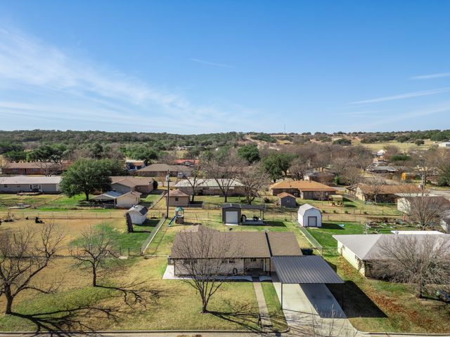 911 S Avenue M Avenue, Clifton, TX 76634