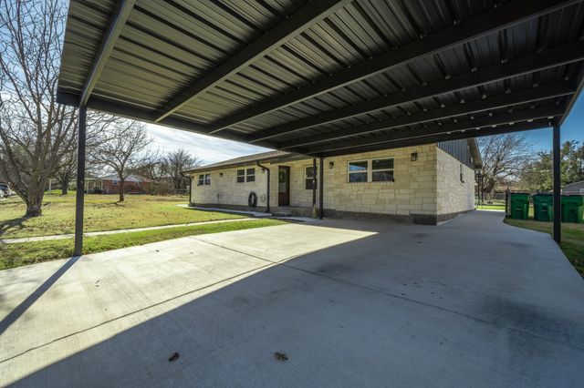 911 S Avenue M Avenue, Clifton, TX 76634