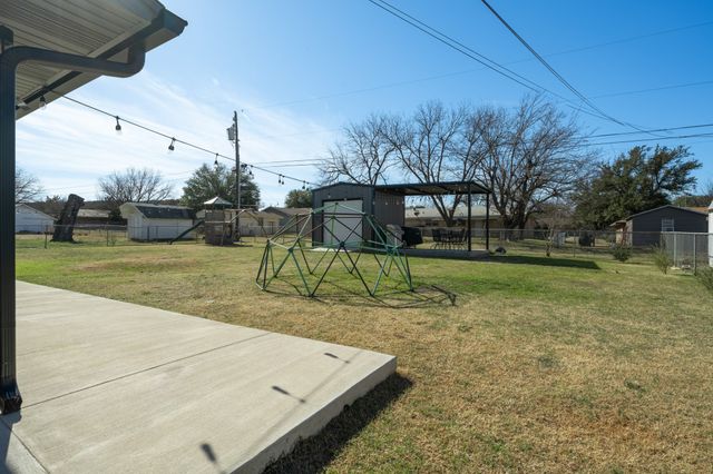 911 S Avenue M Avenue, Clifton, TX 76634