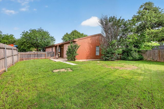 5009 Stage West Drive, Arlington, TX 76017