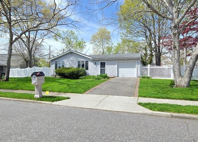 32 Plaza Lane, Selden, NY 11784