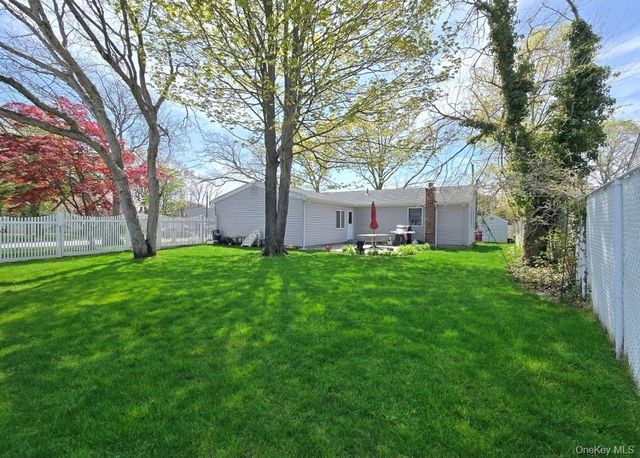 32 Plaza Lane, Selden, NY 11784