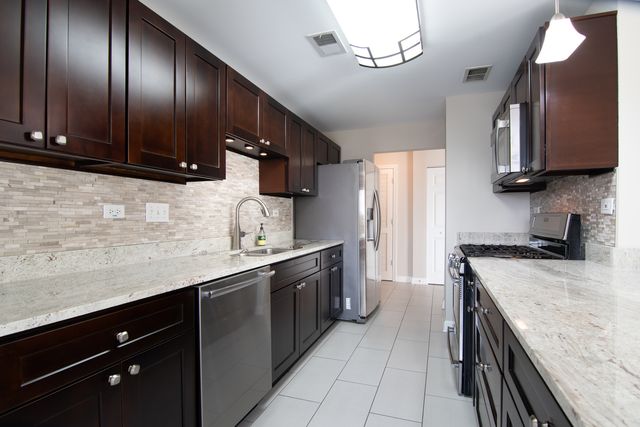 875 E 22nd Street 114, Lombard, IL 60148