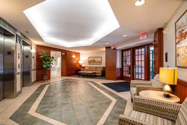 875 E 22nd Street 114, Lombard, IL 60148