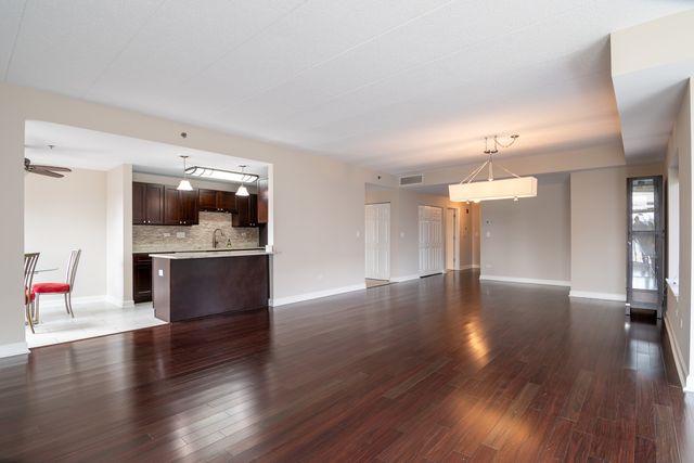 875 E 22nd Street 114, Lombard, IL 60148