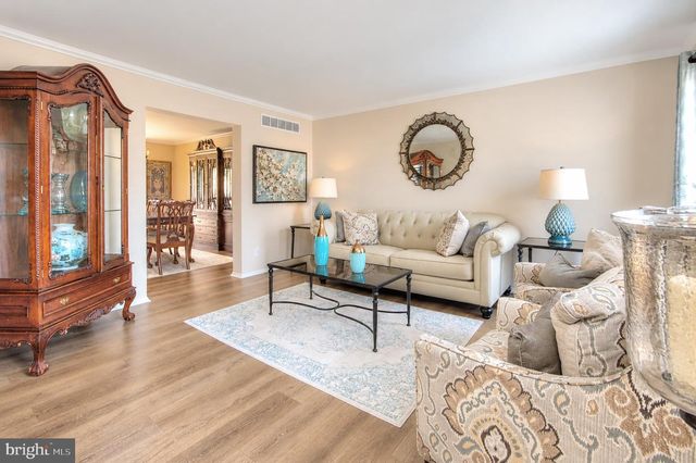 12 STEEPLECHASE DR, Blackwood, NJ 08012