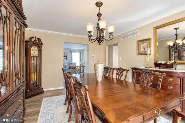 12 STEEPLECHASE DR, Blackwood, NJ 08012