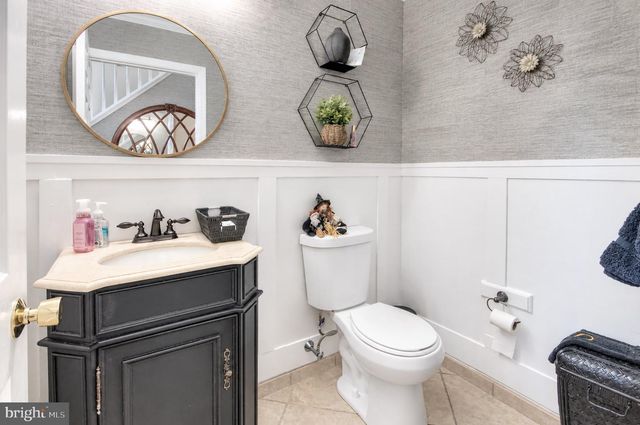 12 STEEPLECHASE DR, Blackwood, NJ 08012