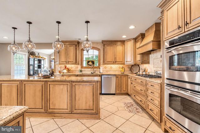 12 STEEPLECHASE DR, Blackwood, NJ 08012