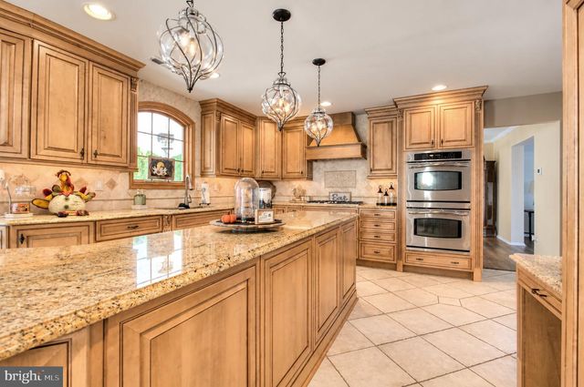 12 STEEPLECHASE DR, Blackwood, NJ 08012