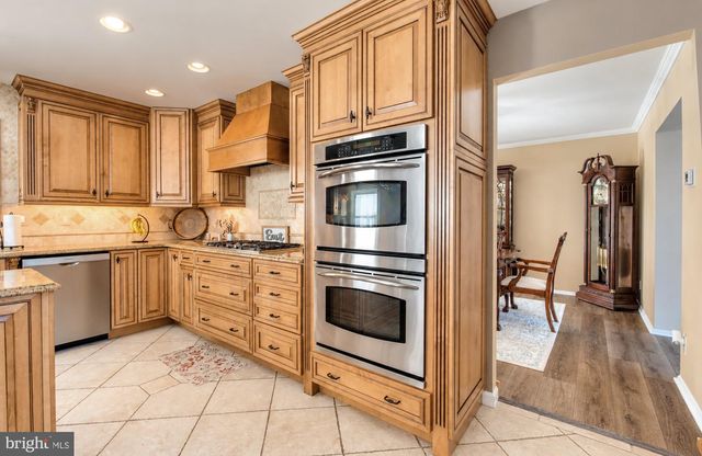 12 STEEPLECHASE DR, Blackwood, NJ 08012