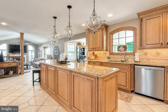 12 STEEPLECHASE DR, Blackwood, NJ 08012