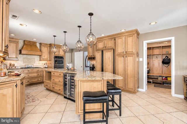 12 STEEPLECHASE DR, Blackwood, NJ 08012