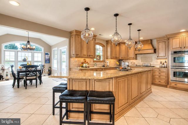 12 STEEPLECHASE DR, Blackwood, NJ 08012