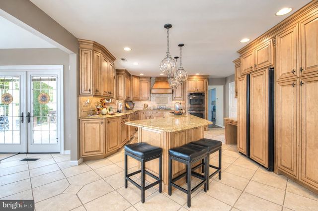 12 STEEPLECHASE DR, Blackwood, NJ 08012