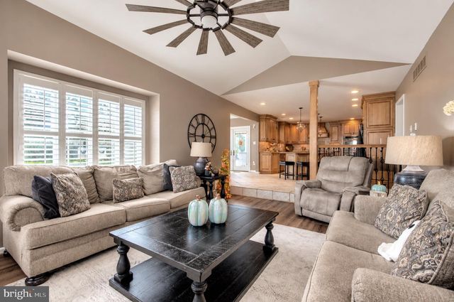 12 STEEPLECHASE DR, Blackwood, NJ 08012