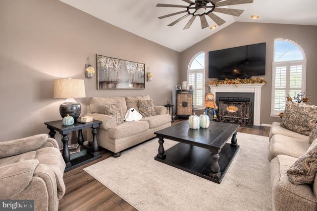 12 STEEPLECHASE DR, Blackwood, NJ 08012