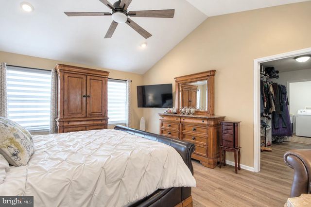 12 STEEPLECHASE DR, Blackwood, NJ 08012
