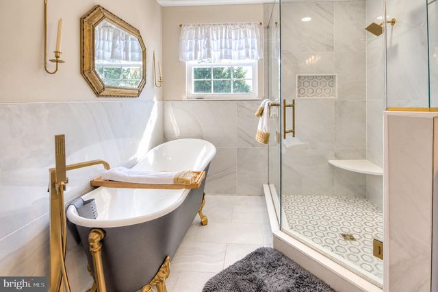 12 STEEPLECHASE DR, Blackwood, NJ 08012