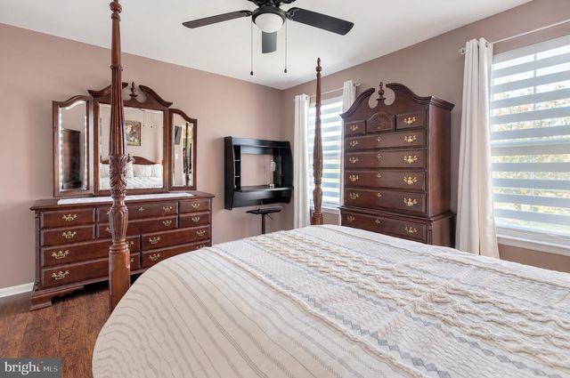 12 STEEPLECHASE DR, Blackwood, NJ 08012