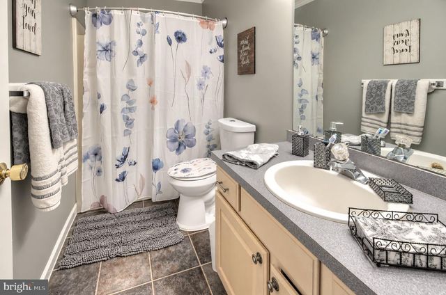 12 STEEPLECHASE DR, Blackwood, NJ 08012