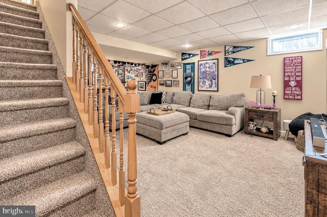 12 STEEPLECHASE DR, Blackwood, NJ 08012