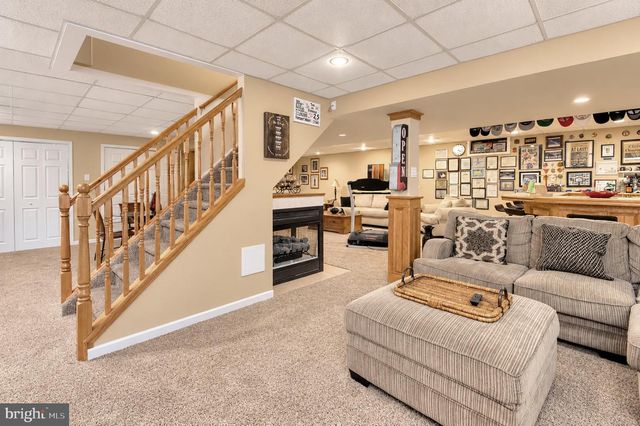 12 STEEPLECHASE DR, Blackwood, NJ 08012
