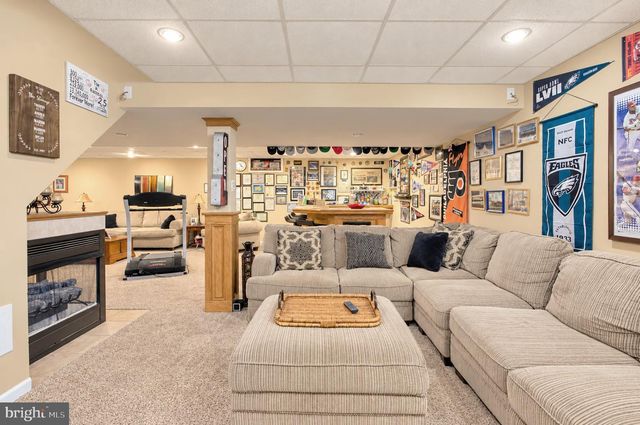 12 STEEPLECHASE DR, Blackwood, NJ 08012
