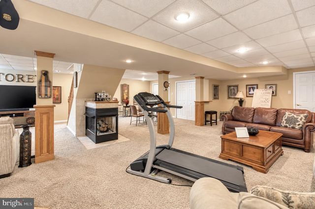 12 STEEPLECHASE DR, Blackwood, NJ 08012