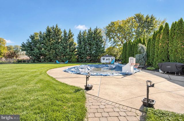 12 STEEPLECHASE DR, Blackwood, NJ 08012