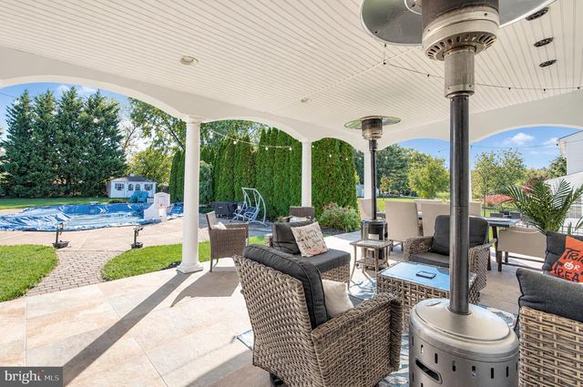 12 STEEPLECHASE DR, Blackwood, NJ 08012