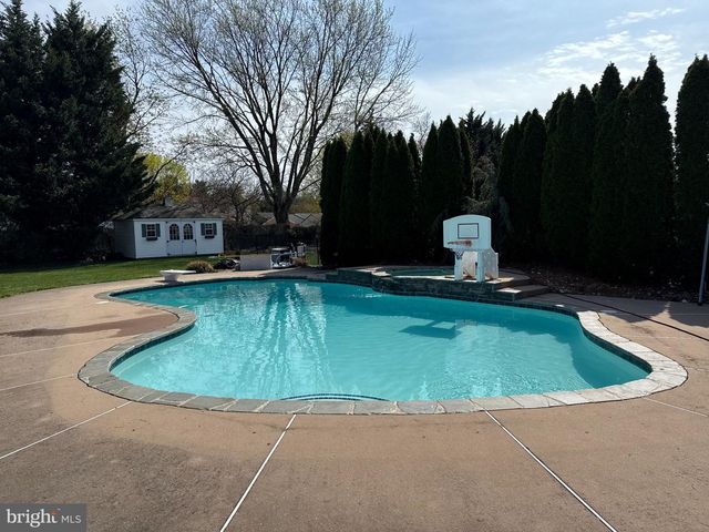 12 STEEPLECHASE DR, Blackwood, NJ 08012