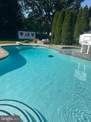 12 STEEPLECHASE DR, Blackwood, NJ 08012