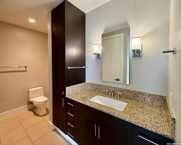 610 E Market St Unit 2812, San Antonio, TX 78205