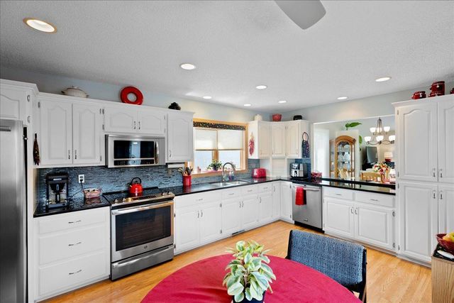 2084 Vierling Drive E, Shakopee, MN 55379