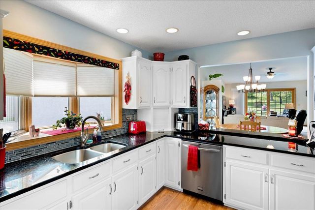 2084 Vierling Drive E, Shakopee, MN 55379