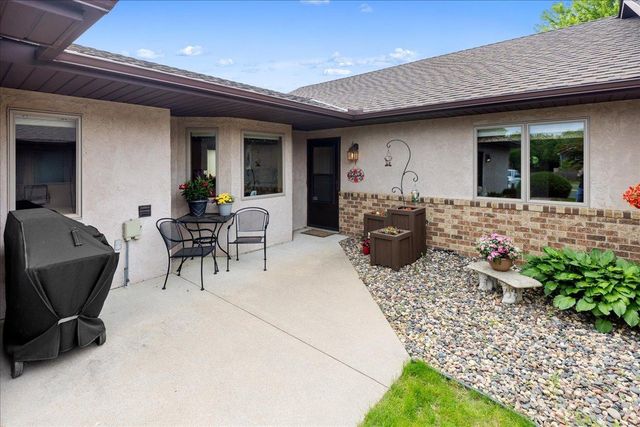 2084 Vierling Drive E, Shakopee, MN 55379