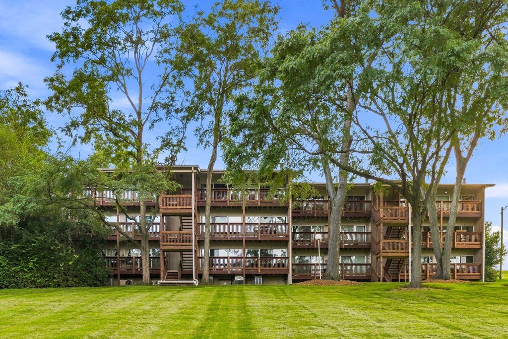 5803 Oakwood Drive 2D, Lisle, IL 60532