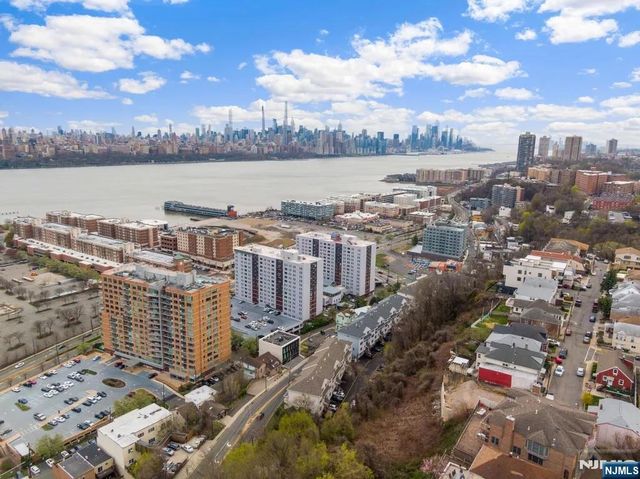9 Legend Hills Drive, Edgewater, NJ 07020