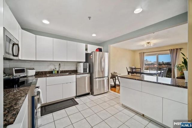 9 Legend Hills Drive, Edgewater, NJ 07020