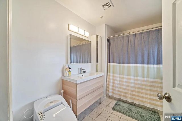 9 Legend Hills Drive, Edgewater, NJ 07020