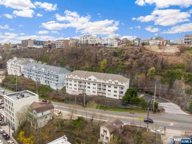 9 Legend Hills Drive, Edgewater, NJ 07020
