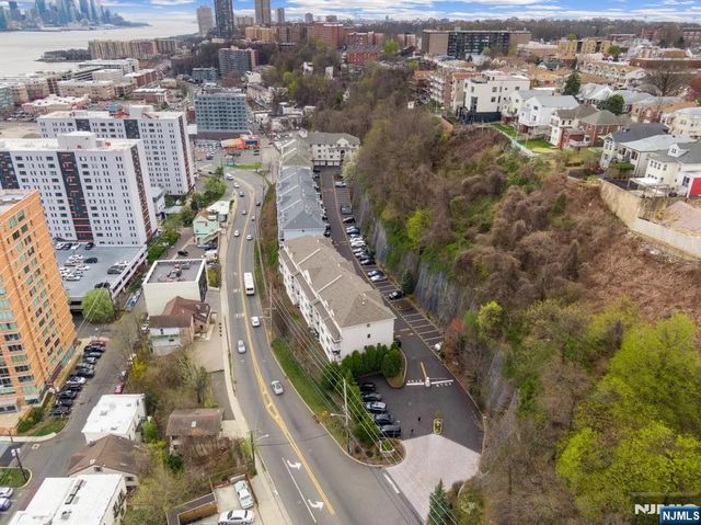 9 Legend Hills Drive, Edgewater, NJ 07020